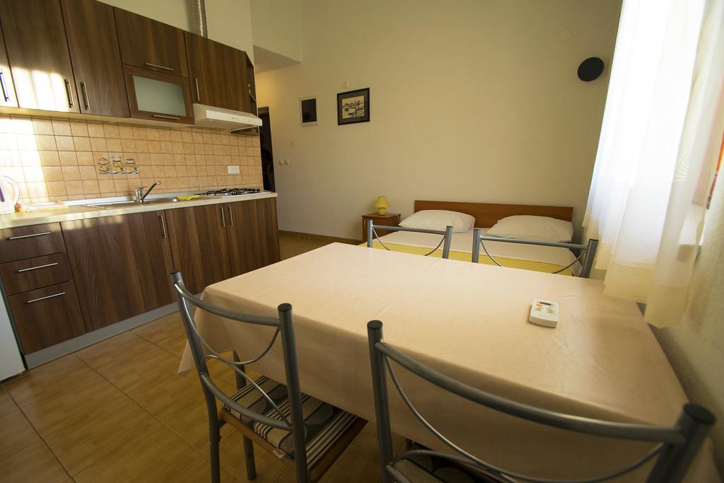 Apartments Zile Starigrad Paklenica Rom bilde